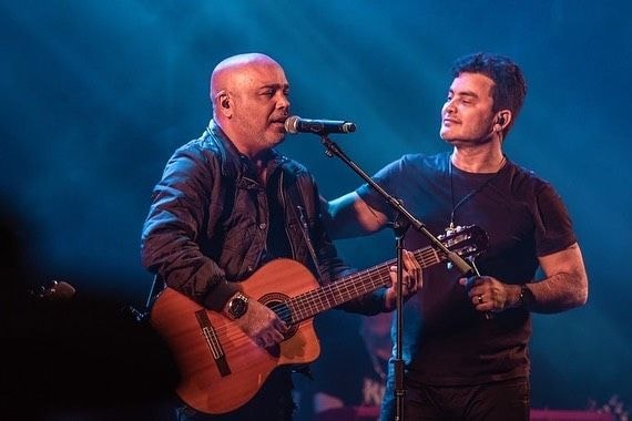 Shawn Mendes paga curso de inglês para vendedor ambulante de praia no RJ