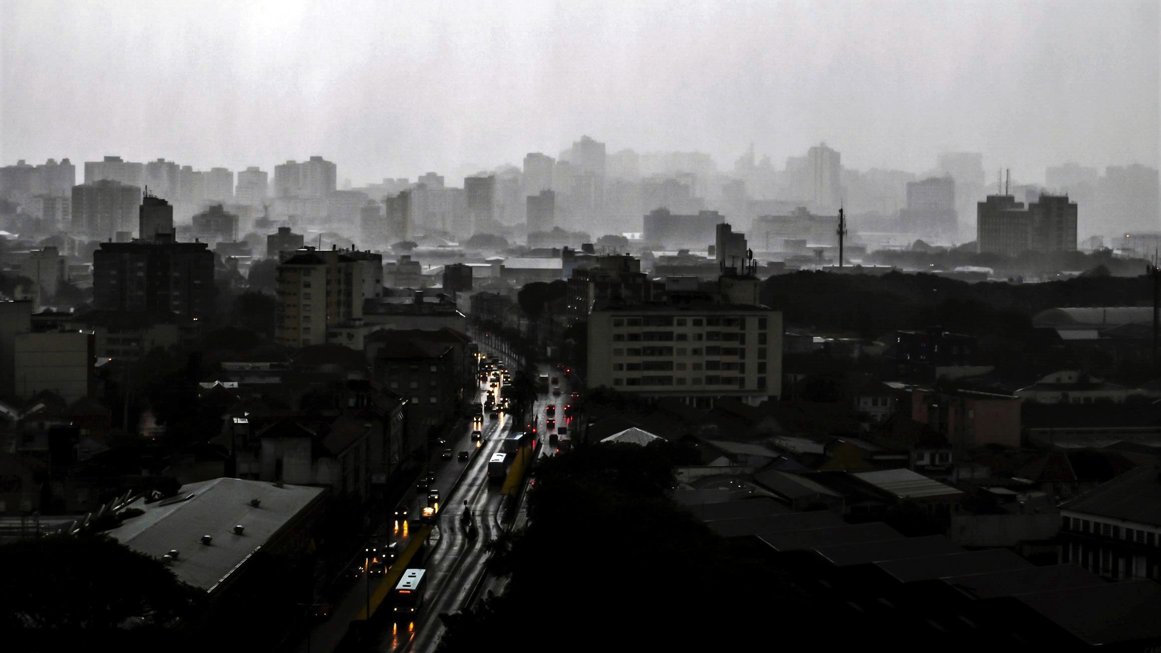 RS tem ganizo e alerta da Defesa Civil para temporais e risco de tornados