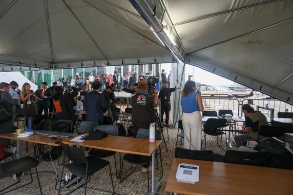 Vento derruba tenda que abrigava jornalistas no STF