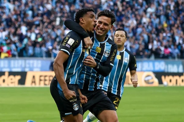 Brasileirão: Vitória e Grêmio duelam para se afastarem do rebaixamento
