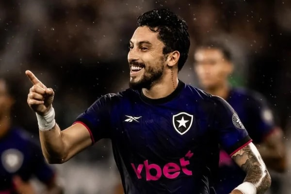Alex Telles tem lesão na coxa e desfalca Botafogo contra o Palmeiras
