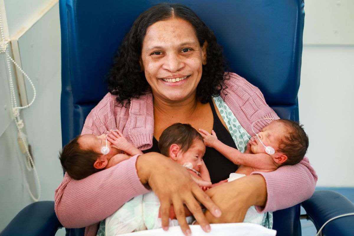 “Foi uma surpresa”, diz mãe que deu à luz trigêmeos aos 40 anos