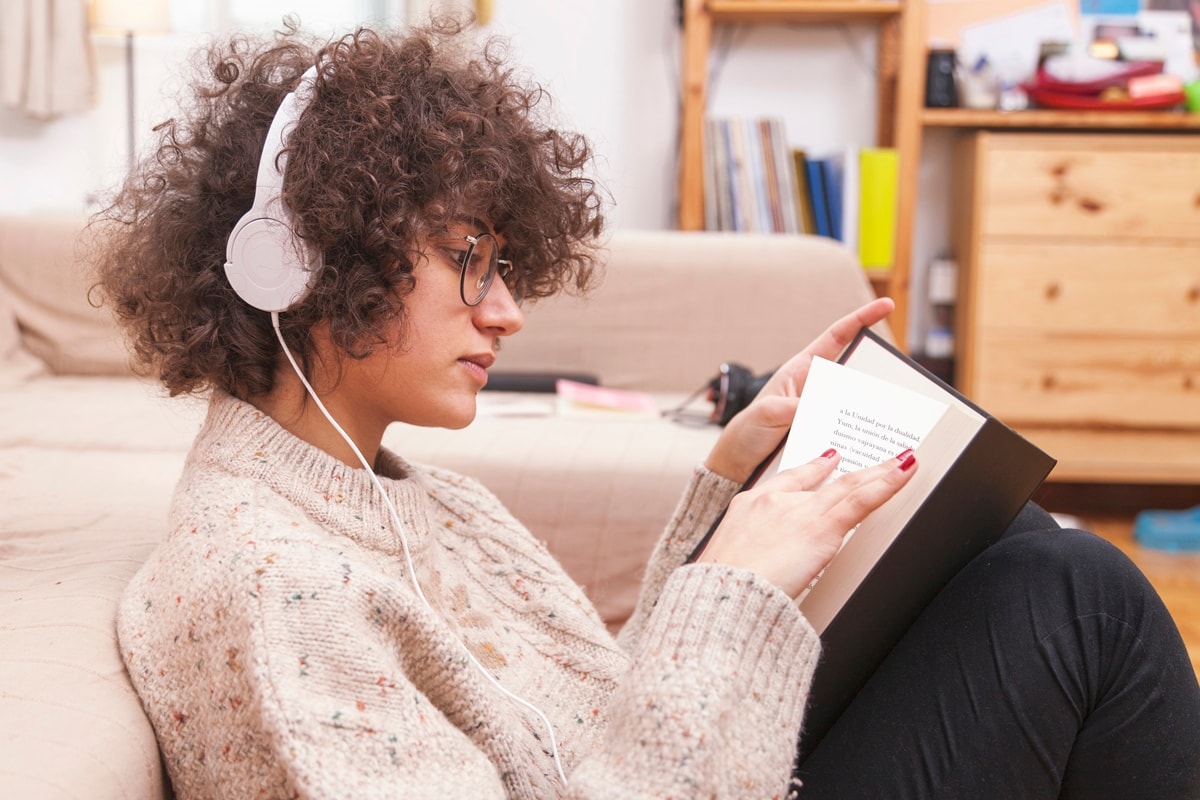 Saiba se ouvir música ao estudar ajuda ou atrapalha a concentração