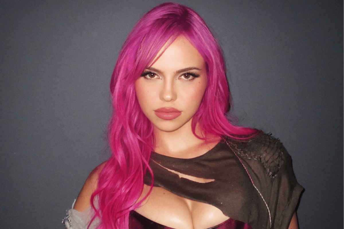 Cabelo rosa é marca registrada de Adéla, revelação do pop internacional
