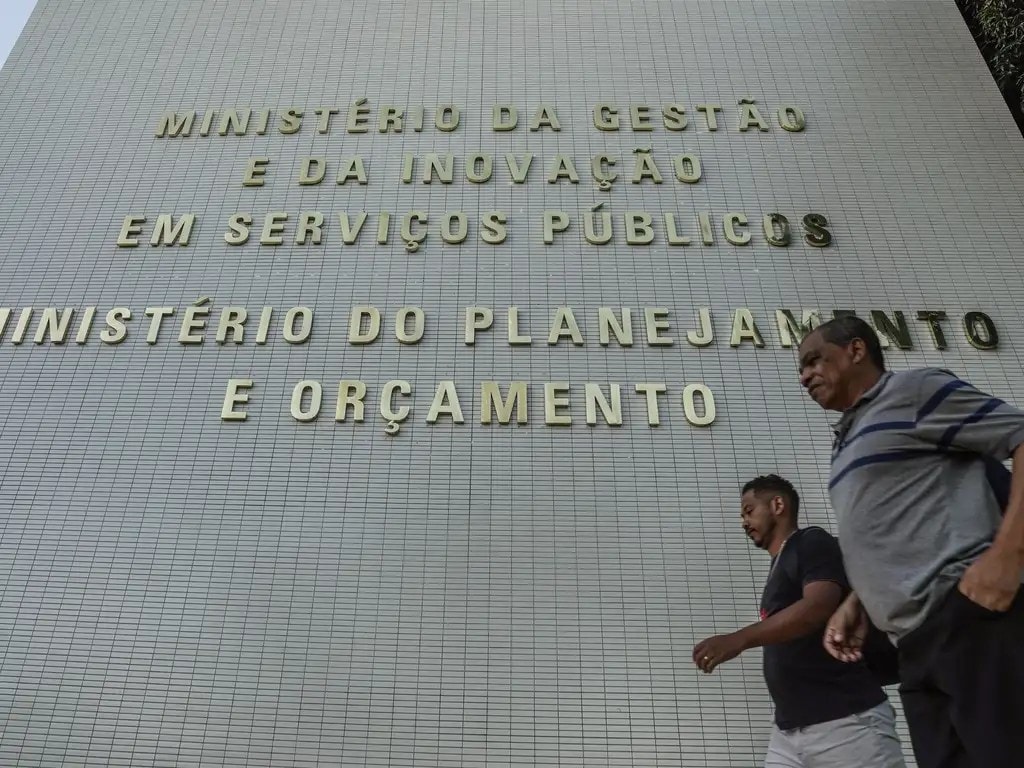 Governo abre crédito de R$ 5,16 bilhões para BPC, pensões e SUS