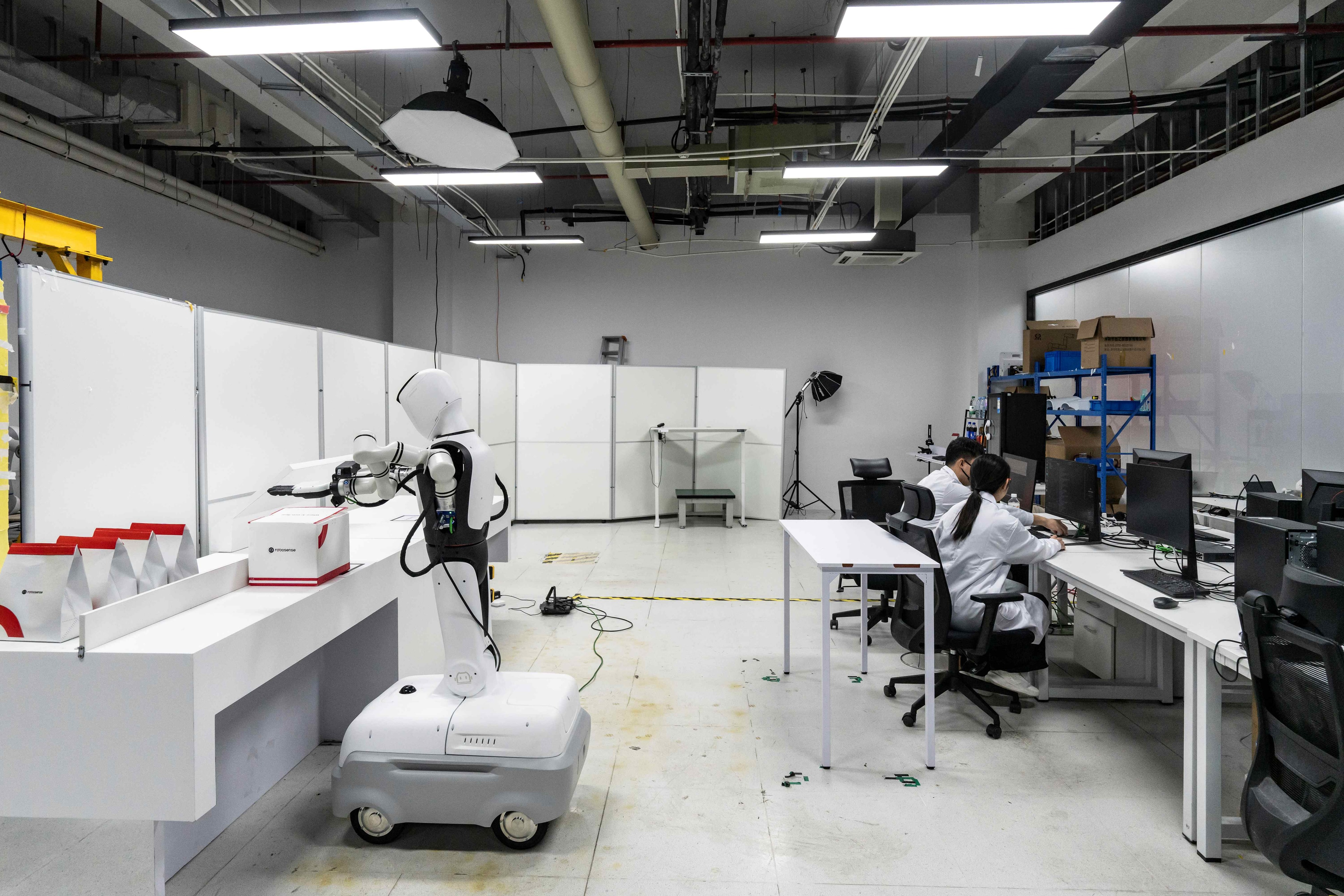 Tribunais na China barram demissões por IA e pressionam empresas a manter empregos