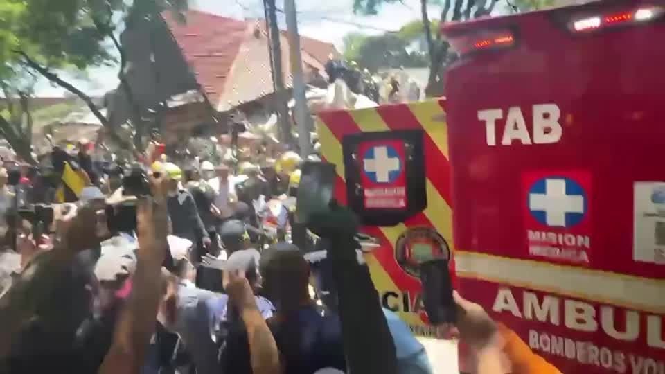 Vídeo mostra resgate de bebê dos escombros após terremoto na Colômbia