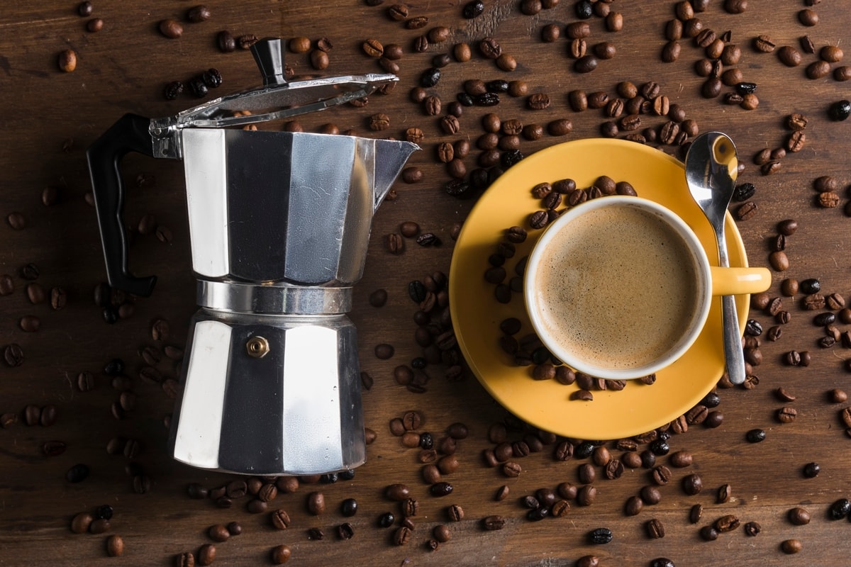 Até 5 xícaras de café por dia podem reduzir riscos de doença cardíaca