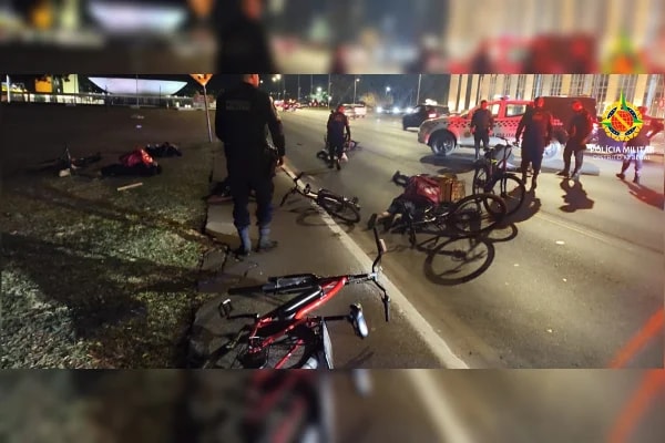 Sete motoboys são levados à delegacia após soltarem fogos na Esplanada