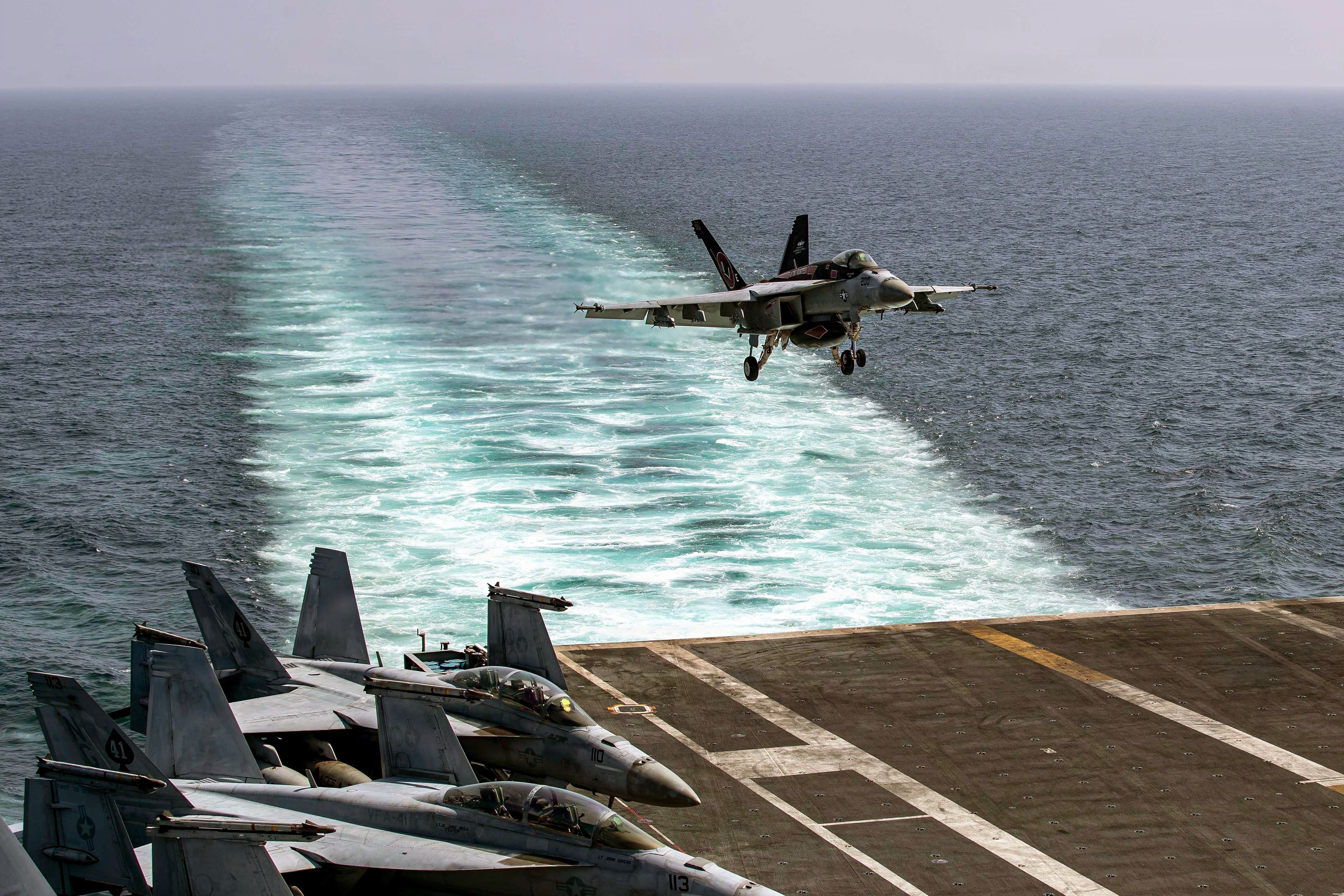 Chefe do comando central dos EUA visita porta-aviões USS Abraham Lincoln