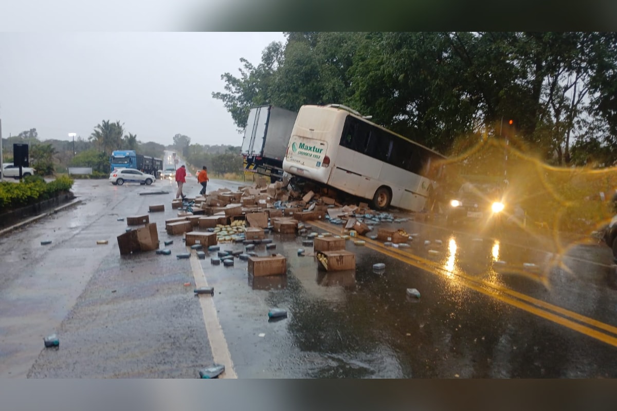 Acidente entre ônibus e caminhão deixa 1 morto e 8 feridos na BR-040, em MG