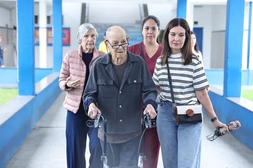Fátima Bernardes surge em clique raro com pais de 90 e 83 anos durante votação; FOTOS