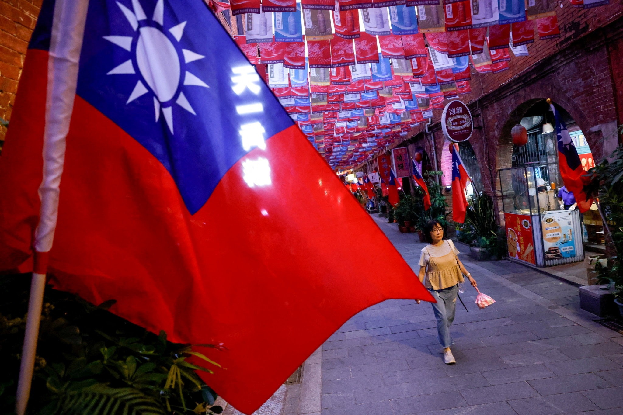 EUA formalizam acordo que detalha tarifa de 15% para Taiwan e investimentos em chips