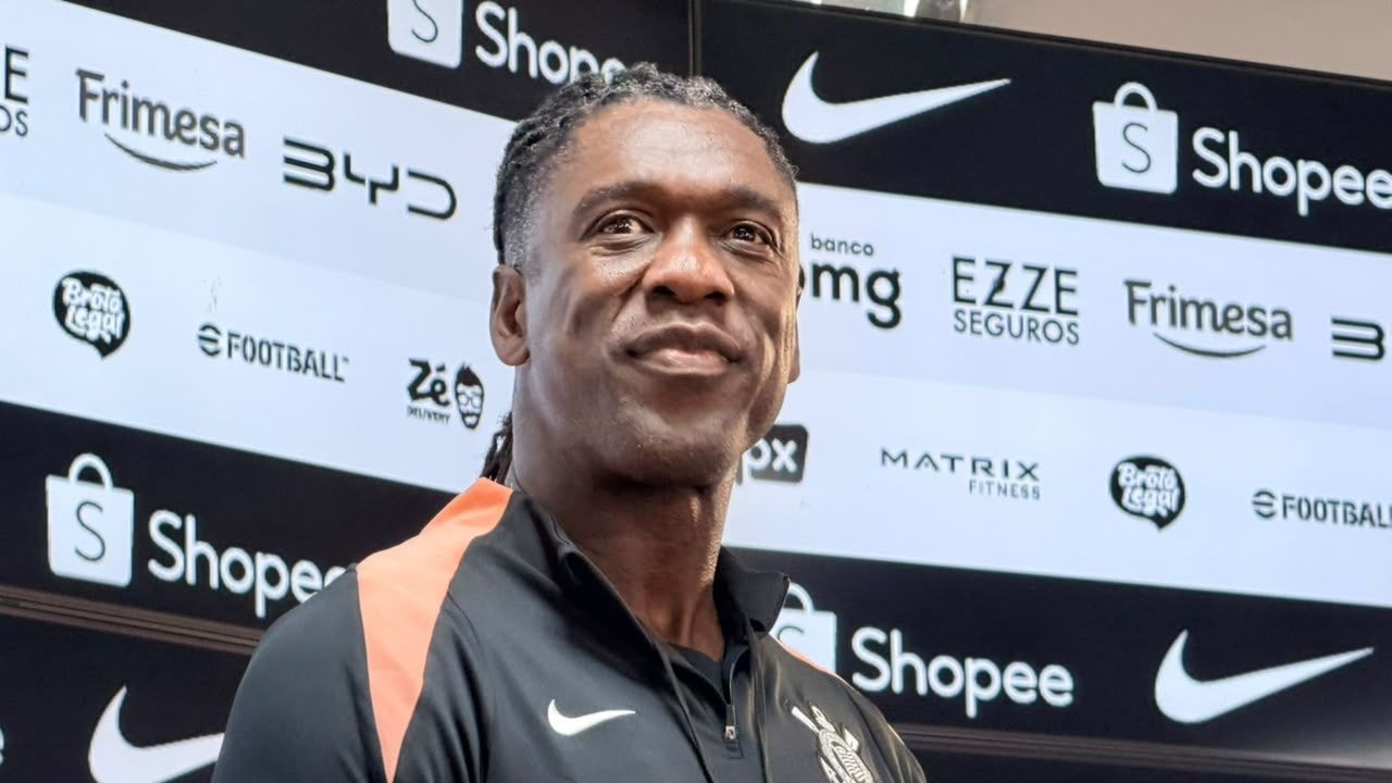 Seedorf abdica de camarote e vê Corinthians x Vitória na arquibancada