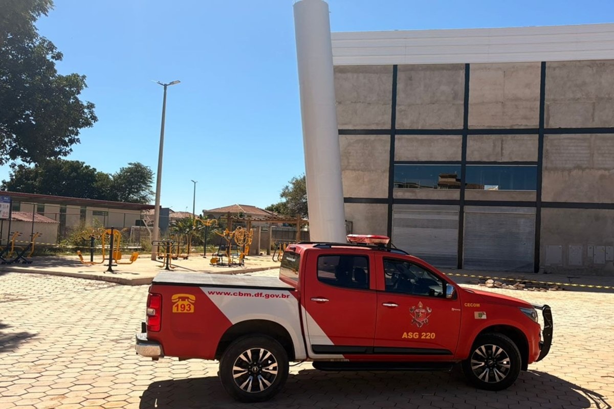 Estudantes em risco: caixa d'água ameaça desabar perto de escola do DF. Veja vídeo