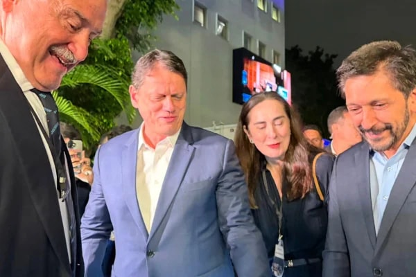 "A gente vai ter que engolir", diz Nunes após Justiça autorizar Uber a operar mototáxi