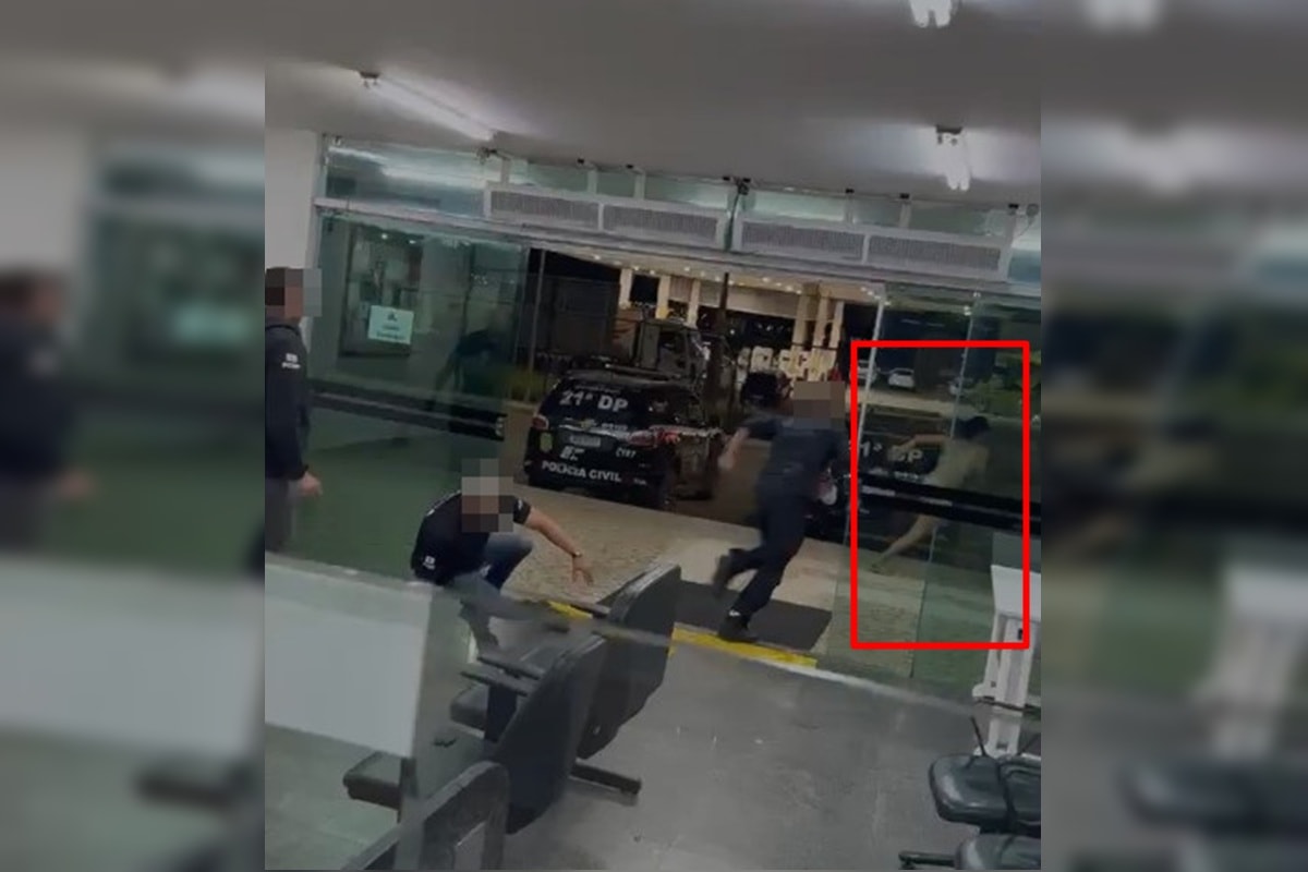 Mulher trans faz barraco em delegacia, toma celular de agente e foge