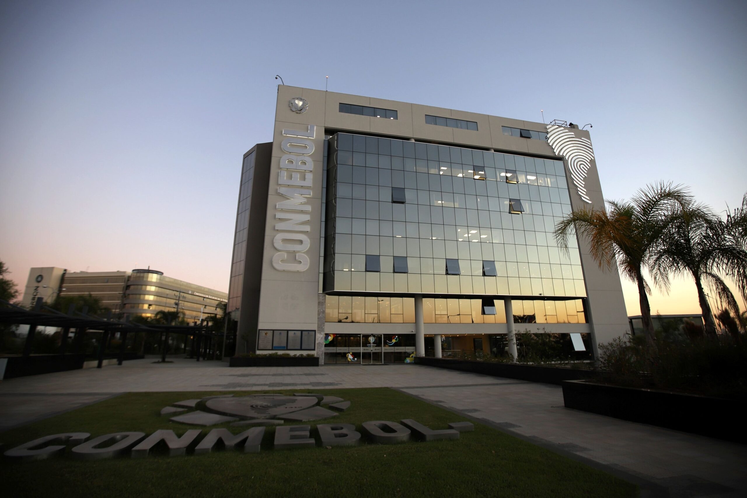 Conmebol mantém neutralidade sobre privatização proposta pela Fifa