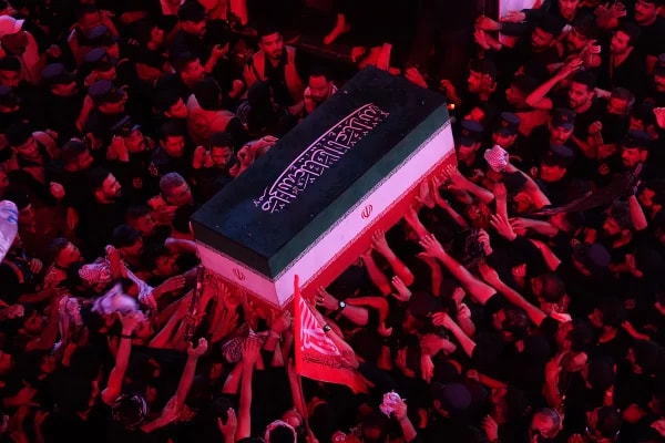Irã deve enterrar Ali Khamenei nesta quinta, em meio a ataques dos EUA