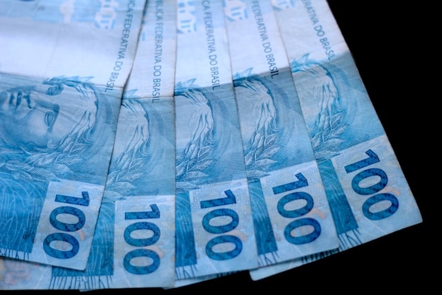 Taxas dos DIs têm baixas firmes após Tesouro cancelar leilão de NTN-B