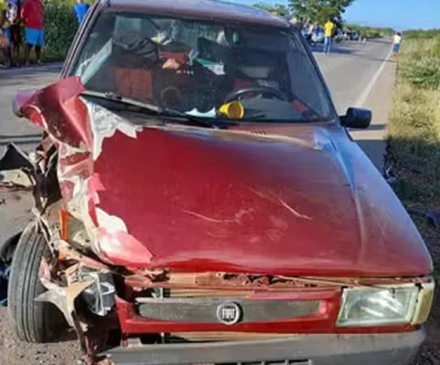 Batida entre três veículos mata duas pessoas deixa uma ferida na Bahia