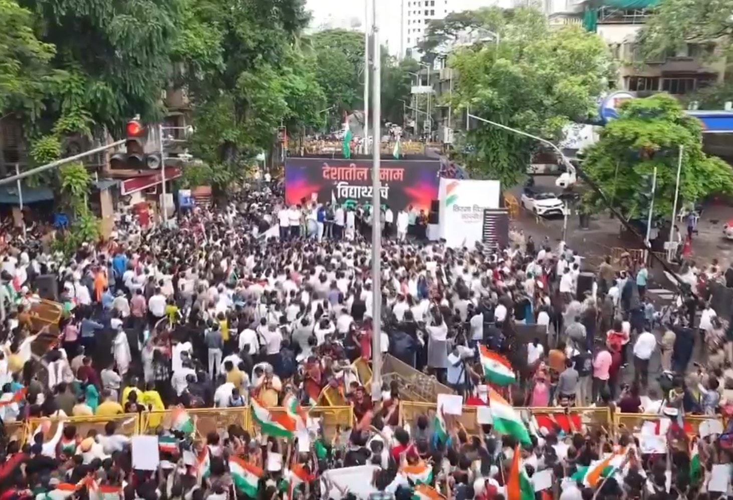 Índia: manifestantes encerram "Revolta das Baratas" após ministro cair