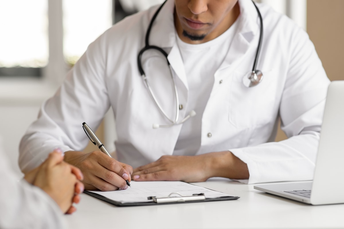 CRM diz que não é responsável por análise de atestado médico e revoga norma