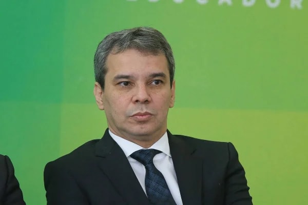 Ministro da Justiça despacha pedido de Lulinha para apurar vazamentos