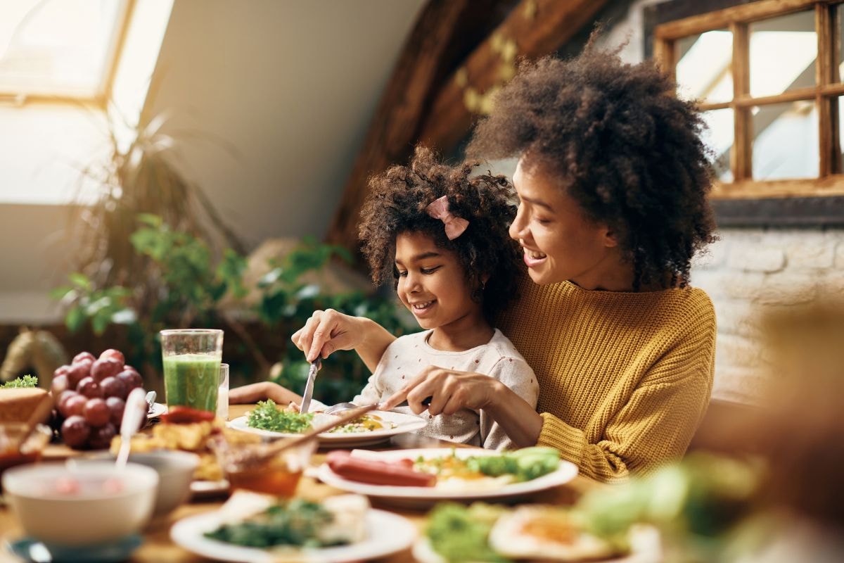 Qual o plural de "mãe solo": "mães solos" ou "mães solo"?