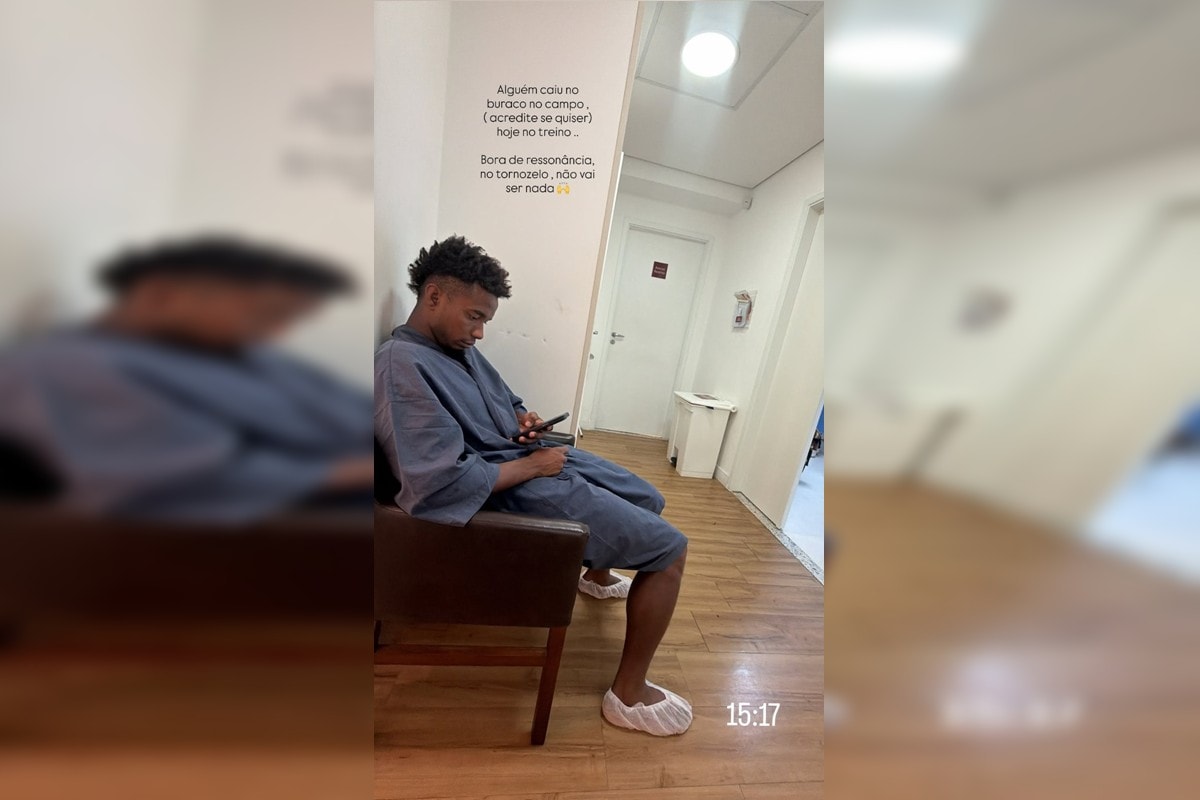 Thiago Mendes, do Vasco, "cai em buraco" no treino e machuca tornozelo