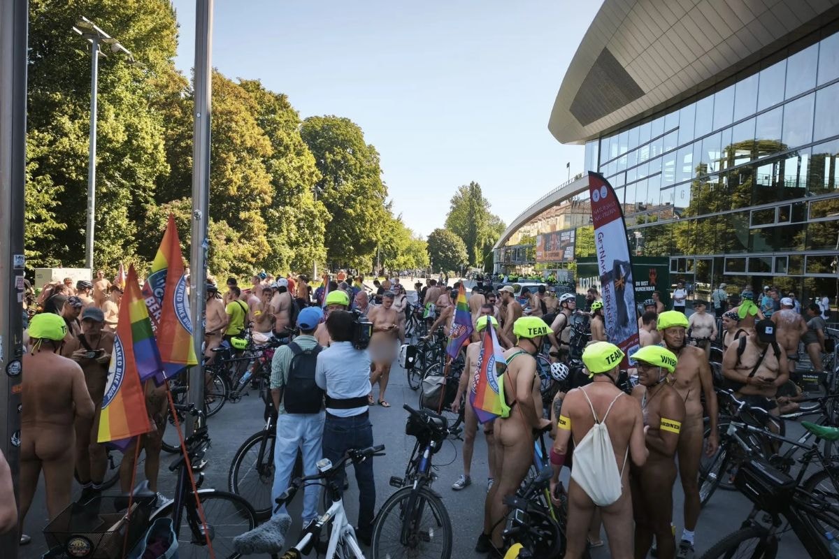 Ciclistas nus percorrem Berlim em manifestação pelo naturismo