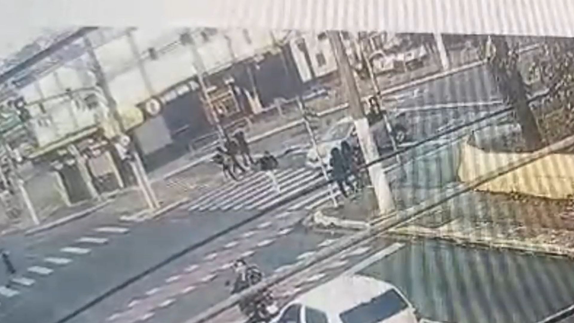 Motorista de BMW tenta fugir da PM e atropela pedestre na Zona Sul de SP