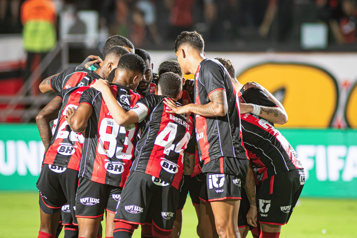 Vitória goleia Athletico, reverte desvantagem e avança na Copa do Brasil
