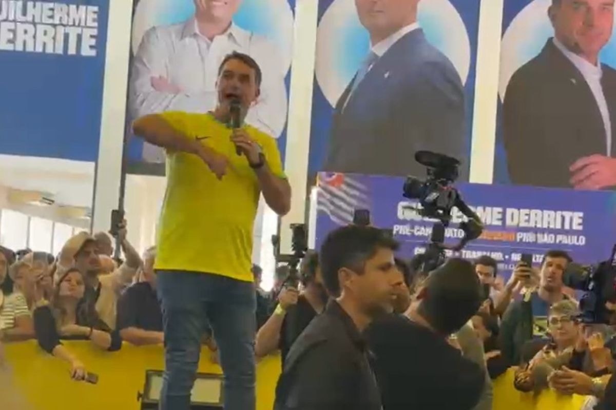 Flávio usa caso de criança com doença rara para atacar Anvisa. Veja vídeo