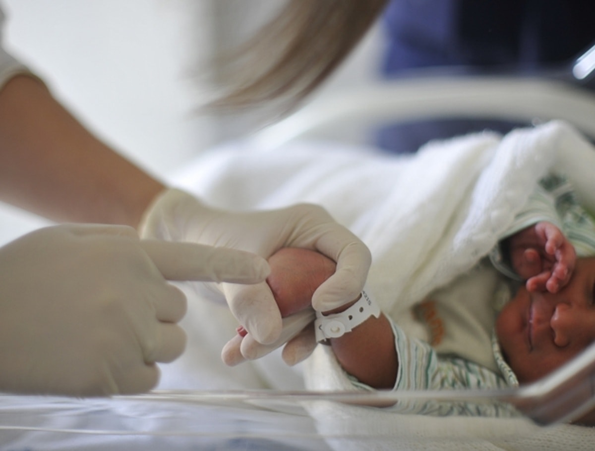 Pais que perderam bebê após parto induzido receberão R$ 300 mil
