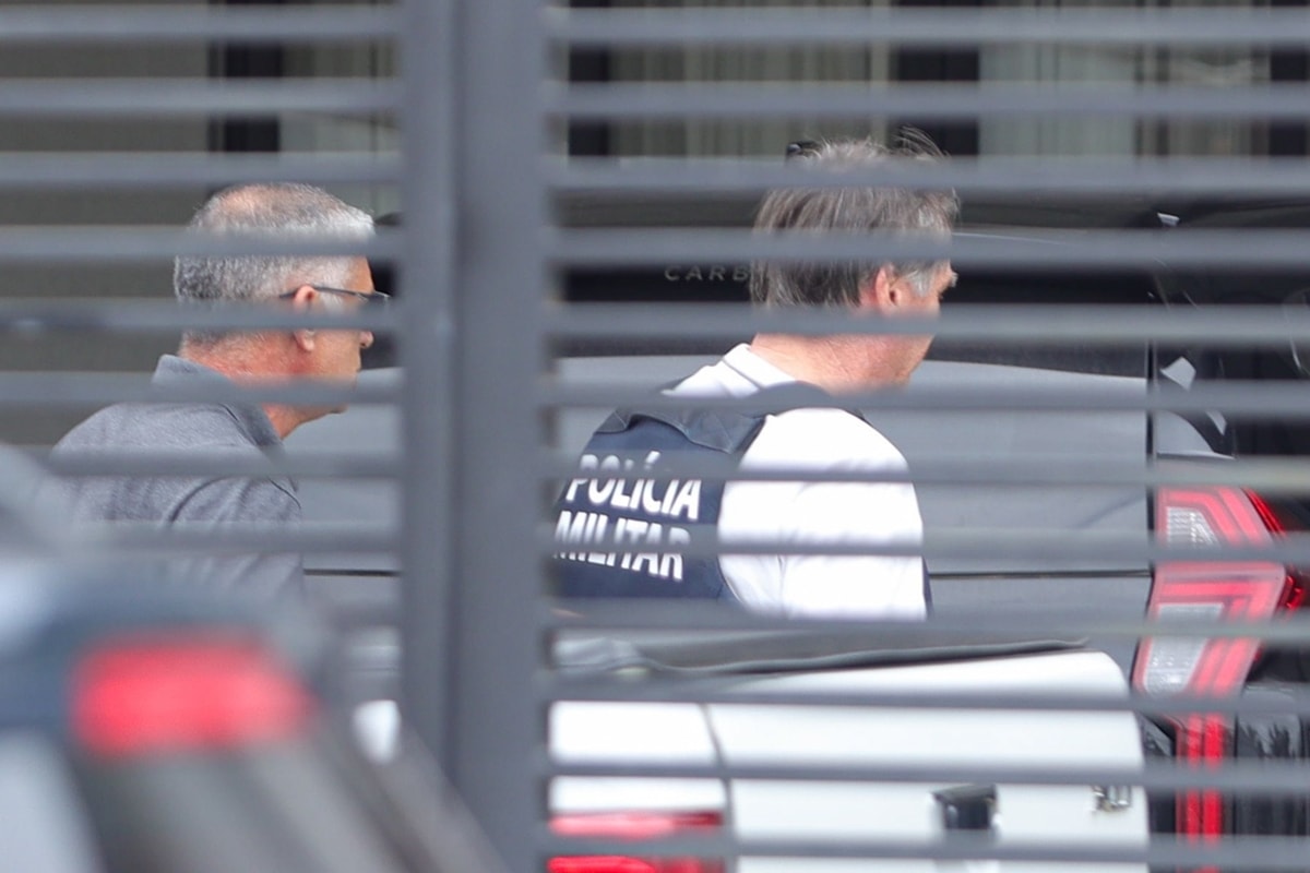 Bolsonaro tem fadiga e episódio de soluço, diz boletim