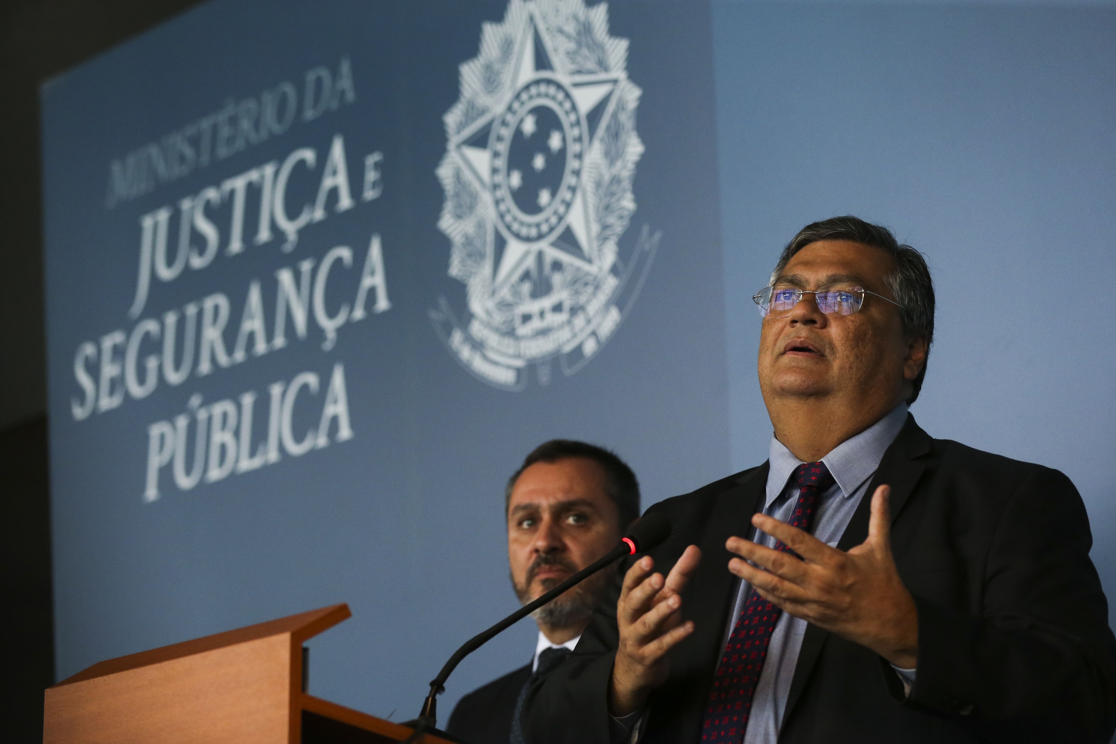 Zema critica Dino e cobra “decisão dura” de Fachin em crise no STF