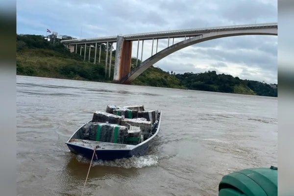 PF apreende barco com 772 kg de maconha na fronteira com o Paraguai