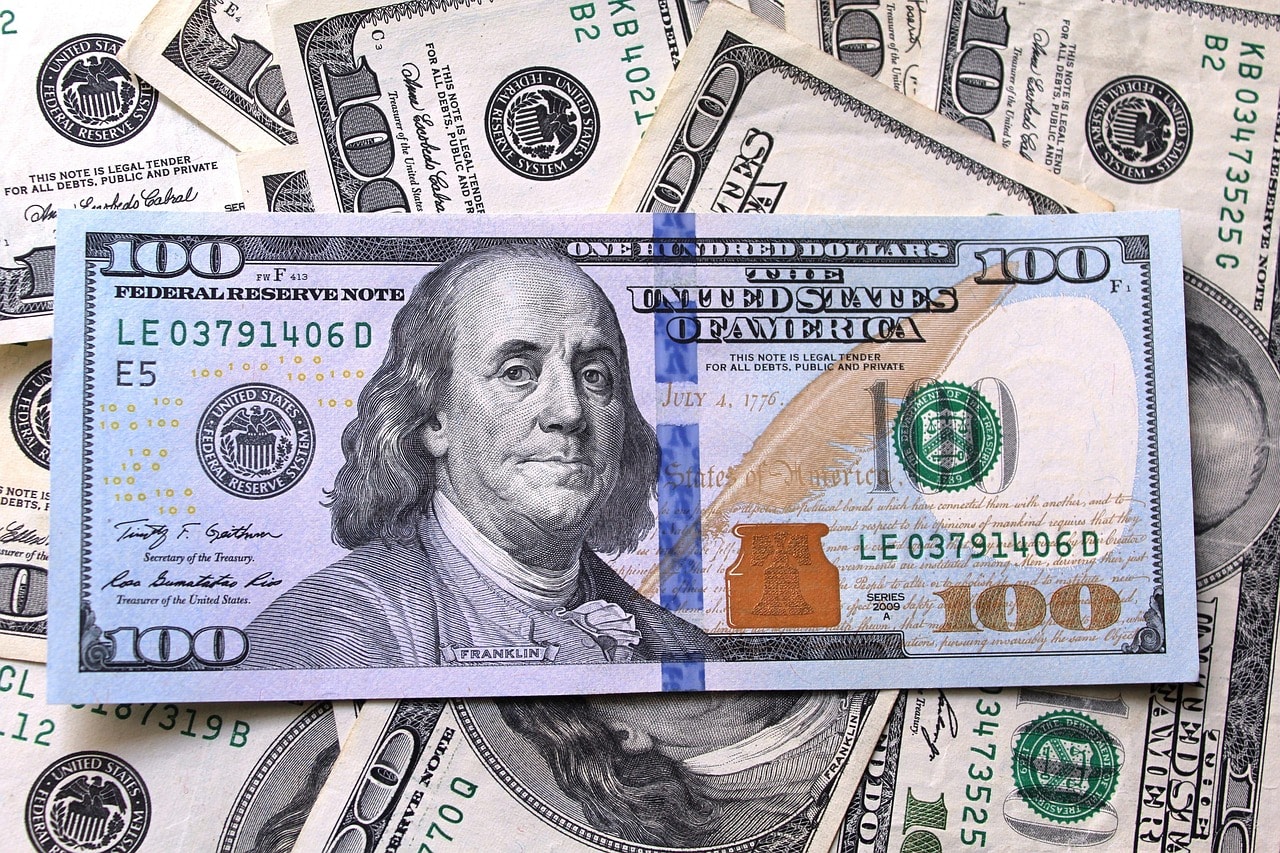 Gestoras abandonam “kit Brasil” e correm para o dólar antes do Copom, mostra XP