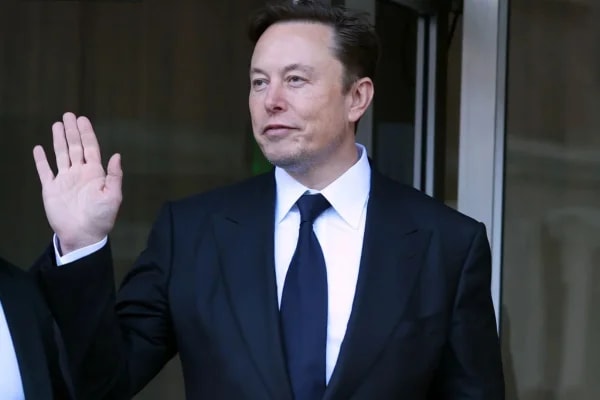 Zelensky condecora Musk enquanto tenta ampliar uso do Starlink