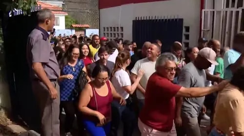 Eleições 2026: vídeo mostra 'empurra-empurra' de eleitores para entrar em escola em Salvador