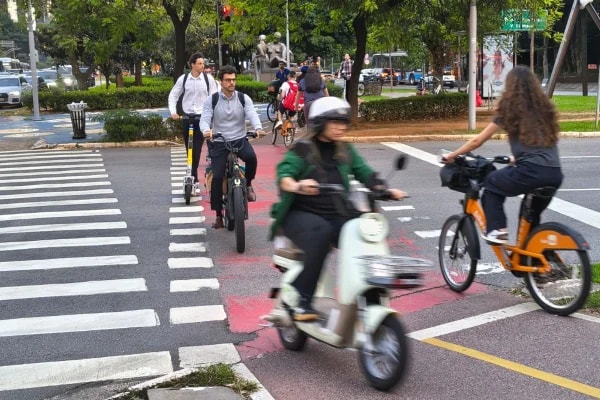 SP define novas regras para circulação de bikes elétricas e patinetes