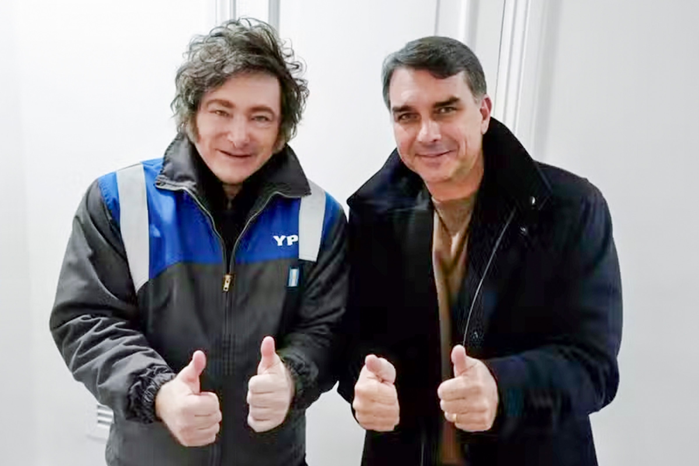 Surfar a onda azul ao lado de Milei não é boa ideia para Flávio