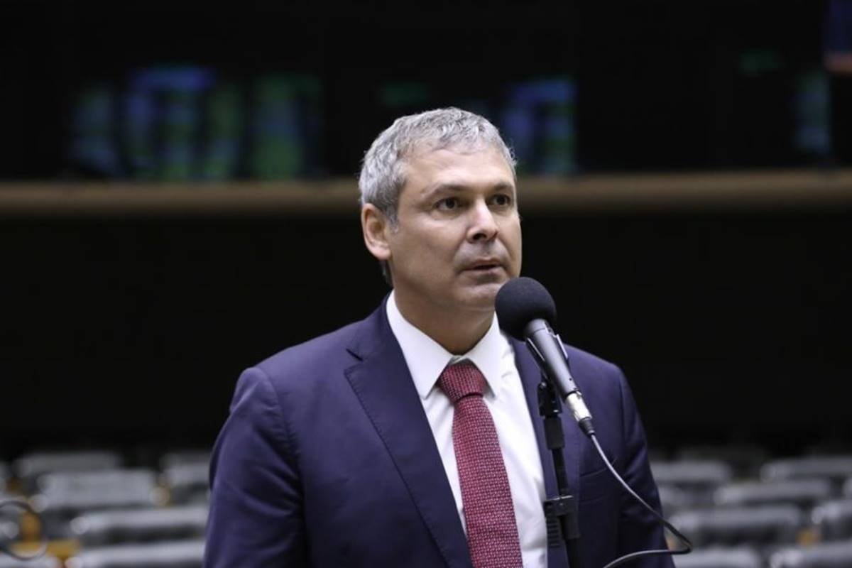Lindbergh chama Flávio de “lacaio de Trump” após discurso nos EUA