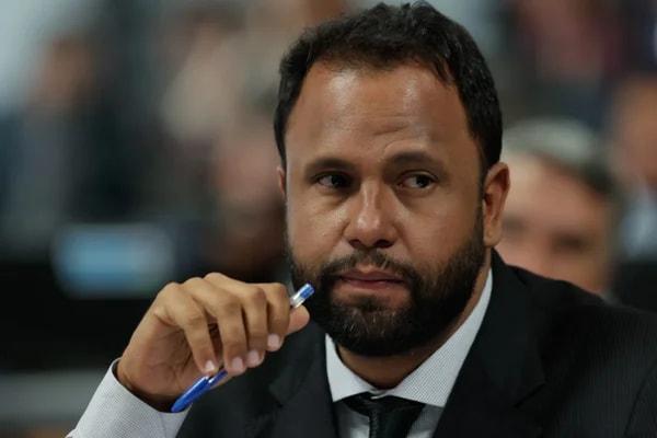 Pastor do PSol aciona Dino contra Eduardo Bolsonaro e Mário Frias