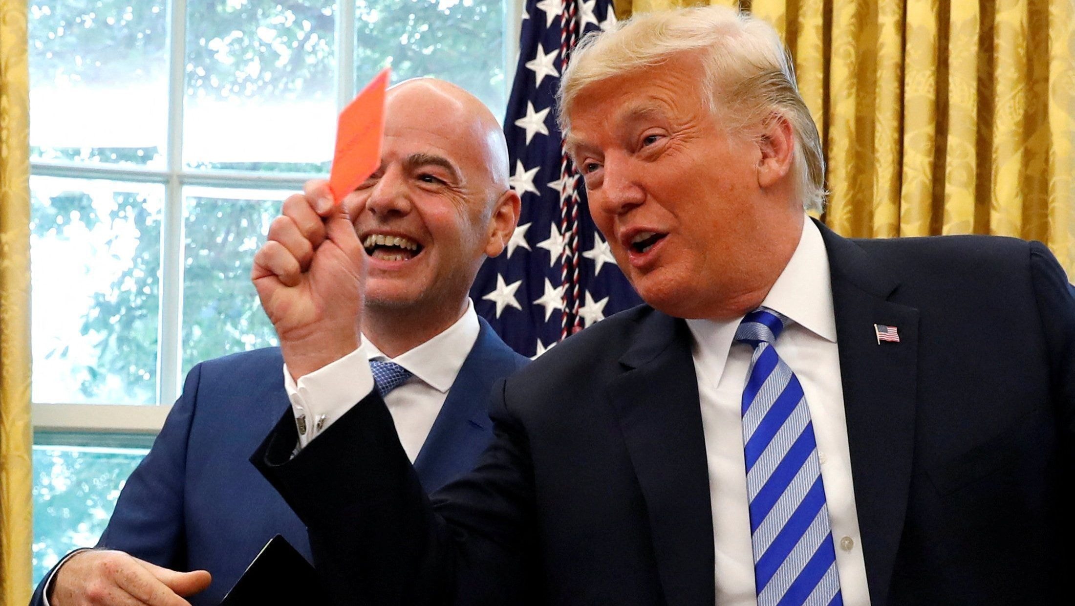 Trump chama Claus de “suspeito” e critica marcação no lance de Balogun