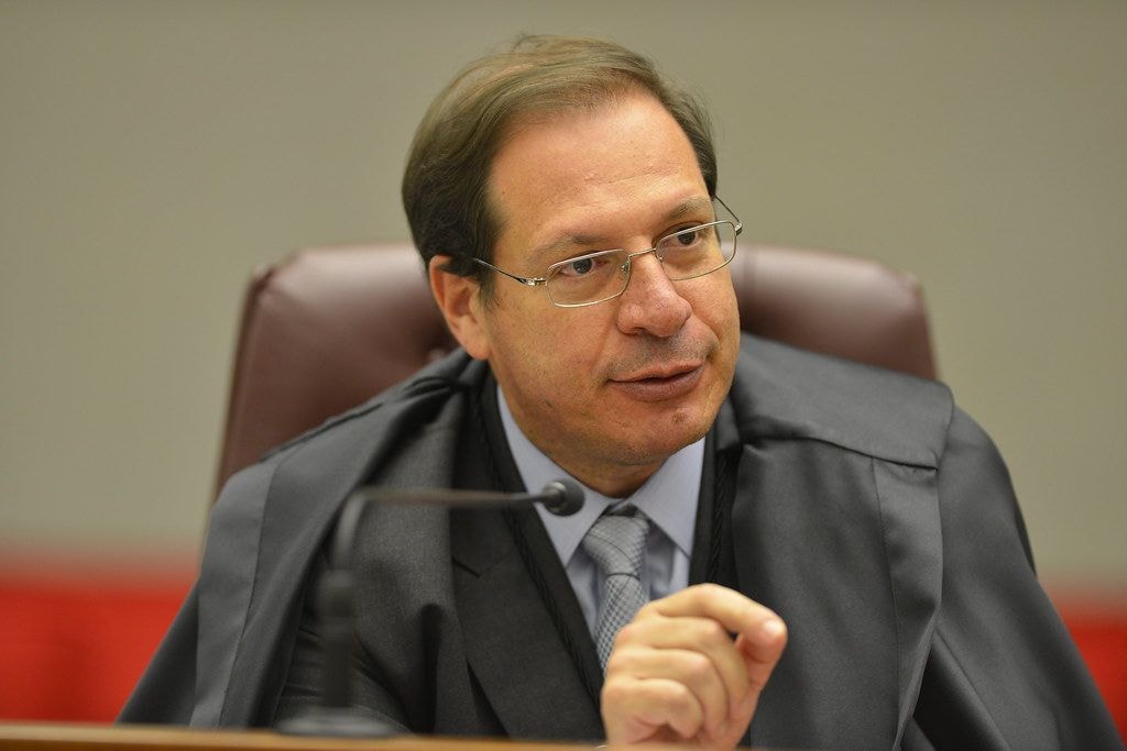 Quem é o juiz promovido que teve aposentadoria compulsória revertida em MT