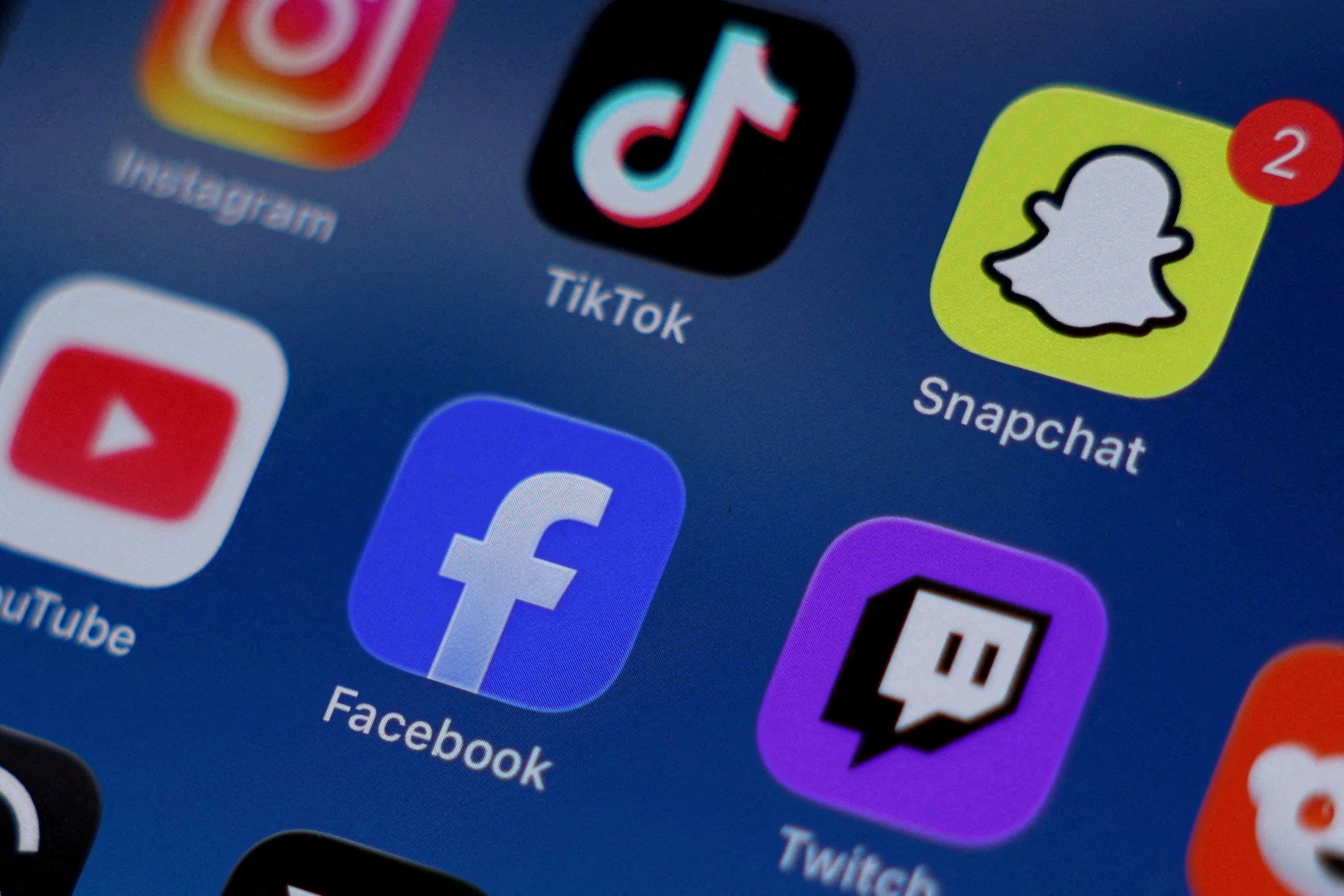 Meta e TikTok enfrentam audiência na Itália por danos a menores de idade
