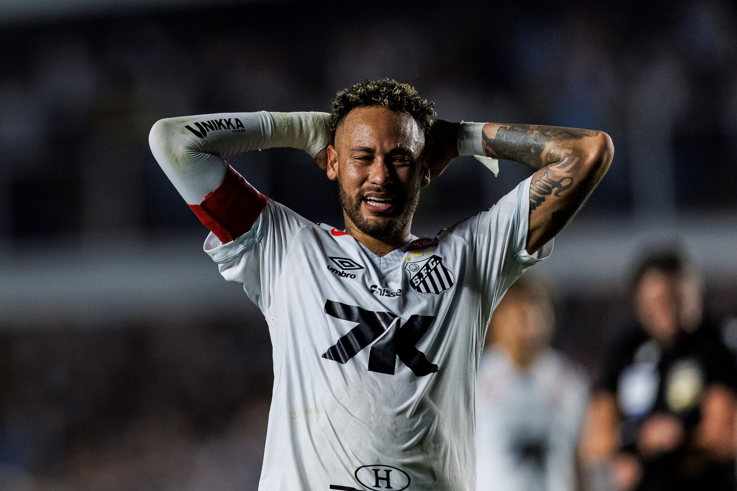 Neymar detona gramado da Vila Belmiro e dispara: "Ótimo trabalho de merda"