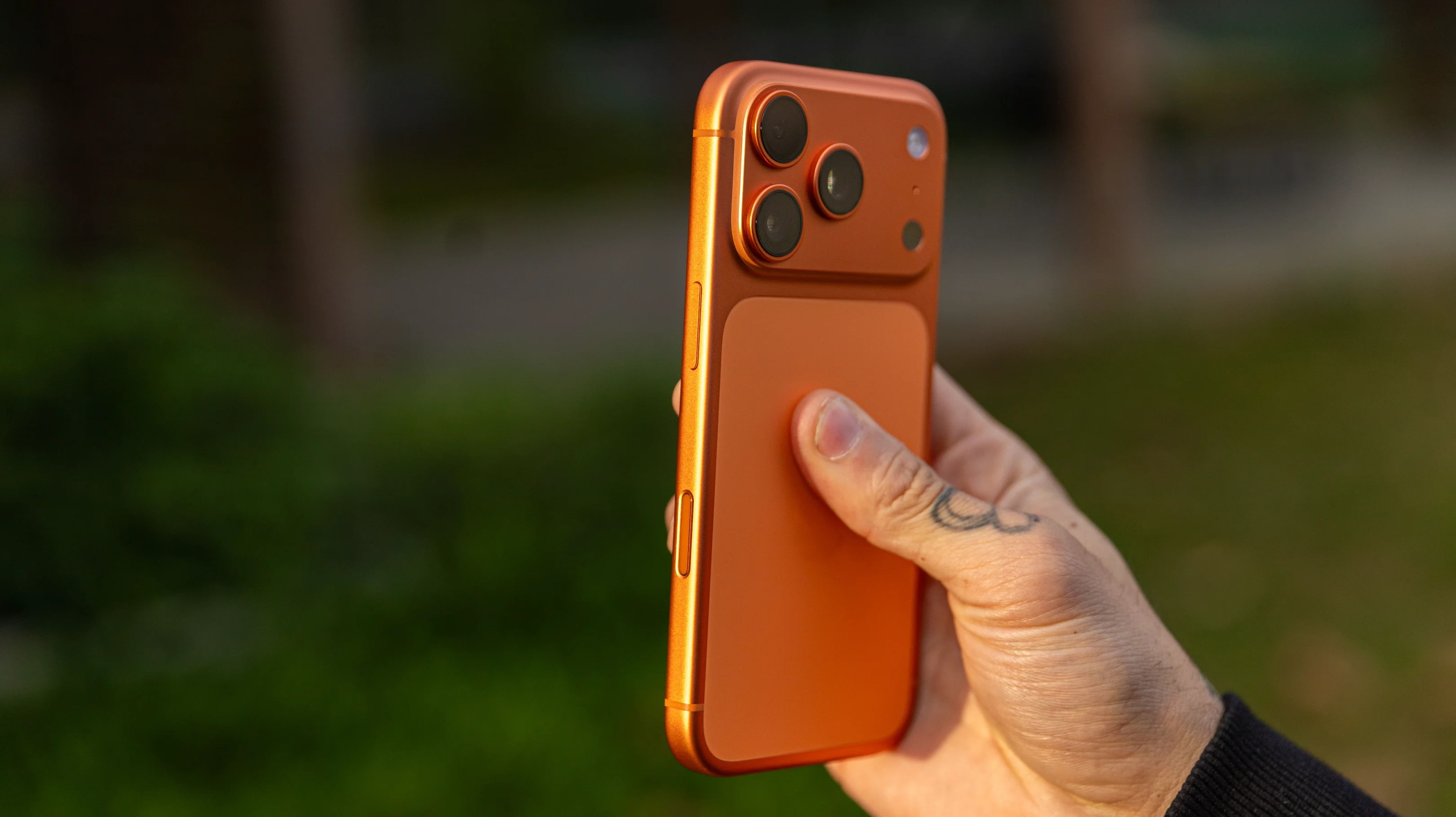 Apple quer usar memória chinesa nos próximos iPhones para conter preços